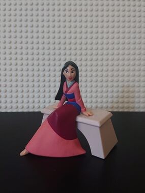 Disney Princess - 3" Mulan Figure in Pink Dress / Kimono Sitting on Bench